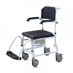 Silla de ducha con inodoro junto a la cama