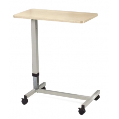 Mesa de madera sobre la cama